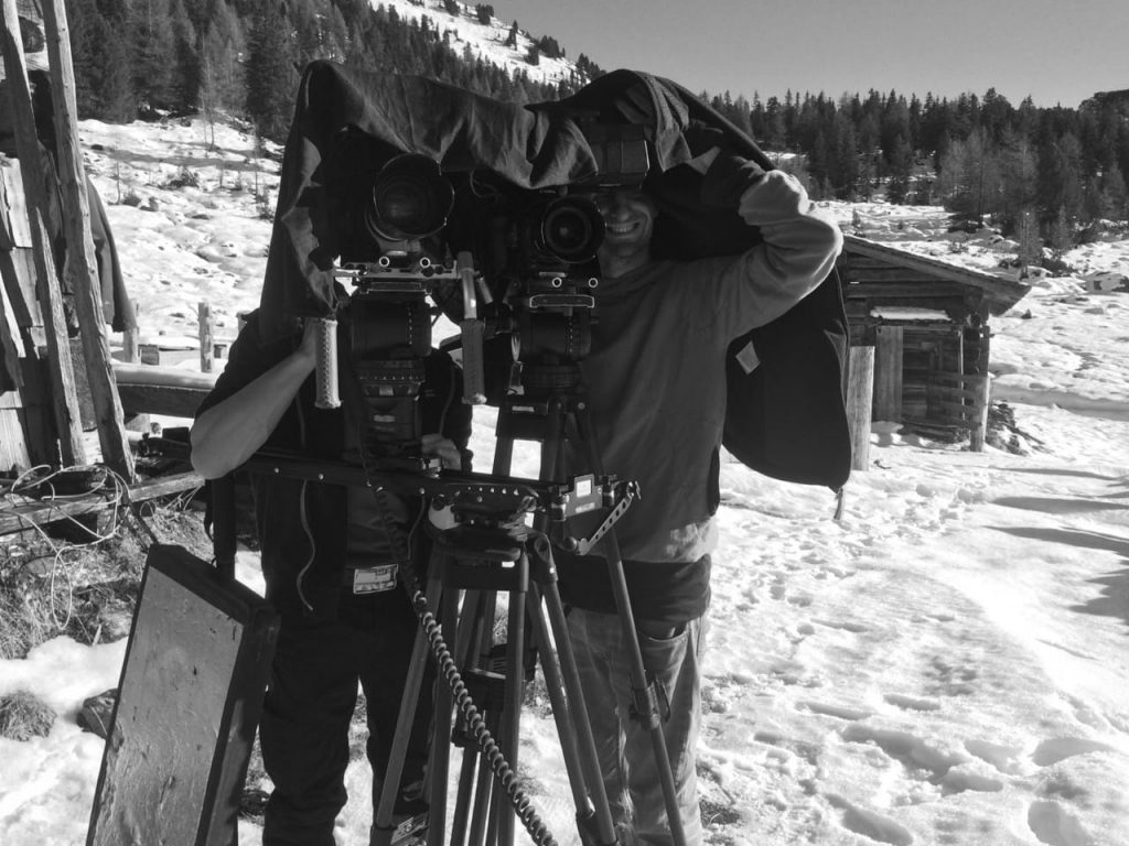 Jörg Stefke mit Kamera in Schneelandschaft